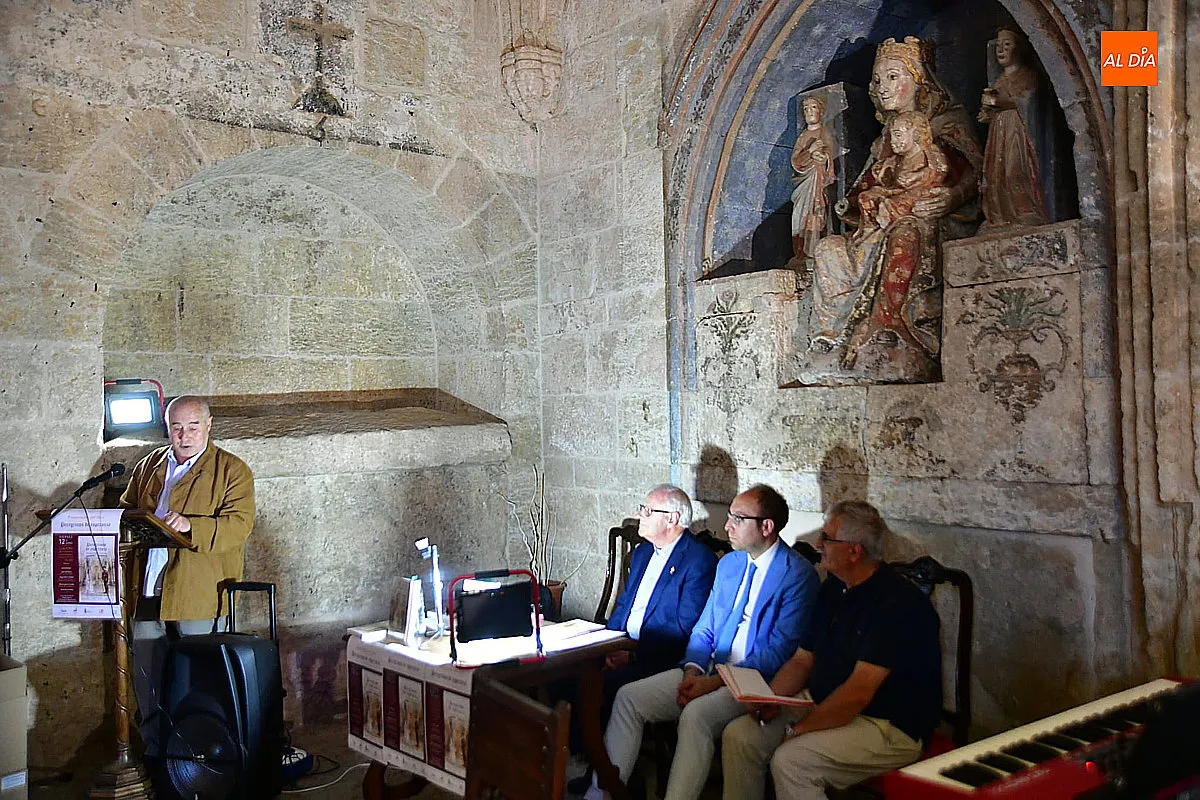 Foto 11 - Juan Carlos S&aacute;nchez presenta en el claustro de la catedral su libro `Peregrinos de esperanza. Un amor en la frontera&acute;